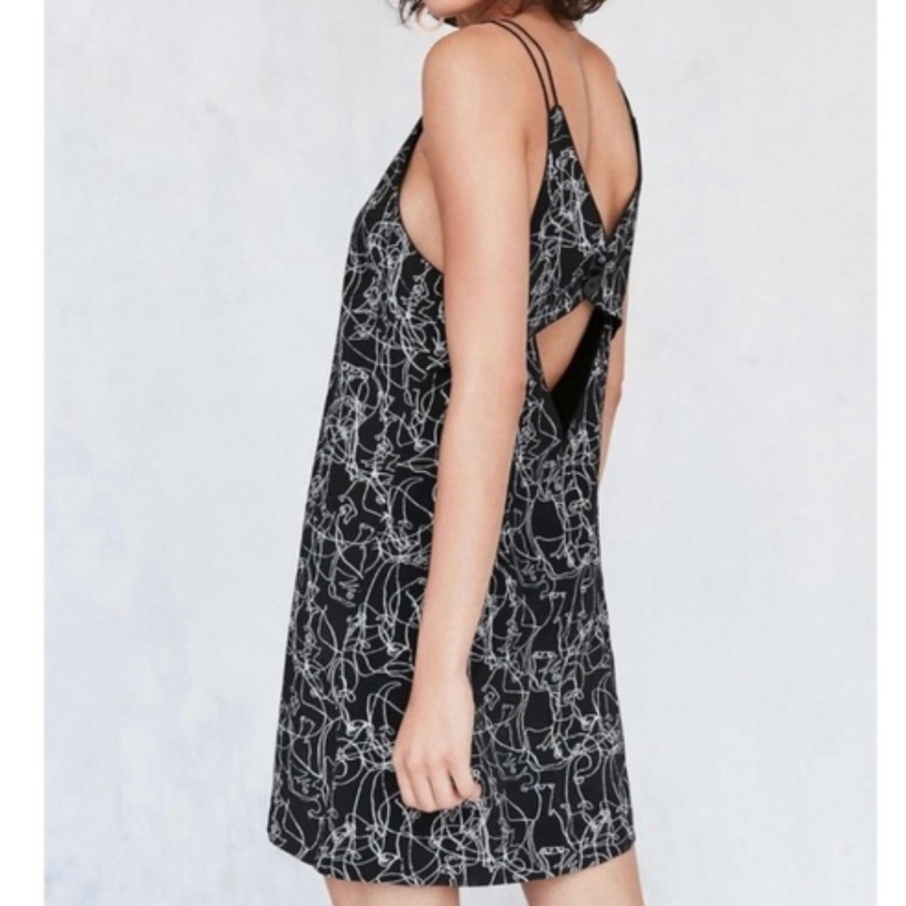 URBAN OUTFITTERS // SILENCE + NOISE Ella Printed Crepe Shift Mini Dress Medium - Picture 2 of 16